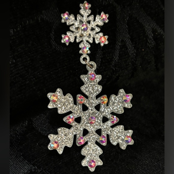 HOLIDAY SILVER SNOWFLAKE EARRINGS - Picture 1 of 6